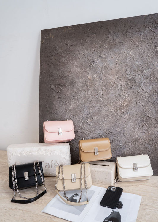 A gentle retro brown shoulder bag